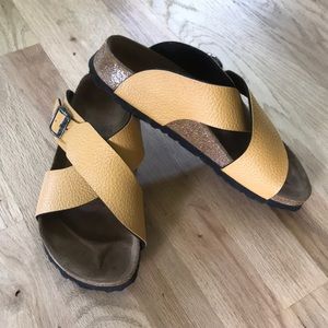 Birki’s Cross Strap Sandal